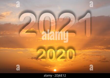 2021 Neujahr bei goldenem Sonnenaufgang oder Sonnenuntergang auf dem Hintergrund. Bild für ein glückliches neues Jahr 2021 Konzept. Stockfoto