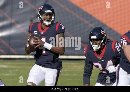 Chicago, Usa. Dezember 2020. Houston Texans Quarterback Deshaun Watson (4) sucht im ersten Spielquartal gegen die Chicago Bears am Sonntag, 13. Dezember 2020, im Soldier Field in Chicago nach einem offenen Empfänger. Foto von Mark Black/UPI Kredit: UPI/Alamy Live News Stockfoto