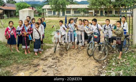 Laos - Dezember 2015: Schulkinder am Eingang ihrer Grundschule, Laos Land Stockfoto