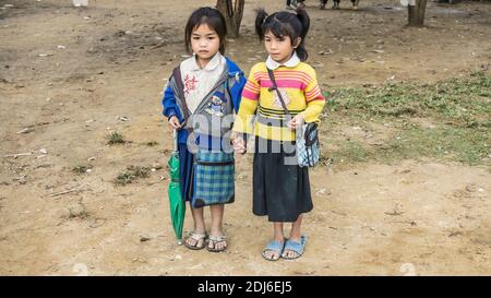 Laos - Dezember 2015: Schulmädchen an ihrer Schule in Laos Land Stockfoto