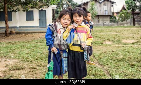 Laos - Dezember 2015: Schulmädchen an ihrer Schule in Laos Land Stockfoto