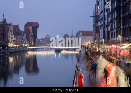 Danzig, Polen - 12. Dezember 2020: Motlawa Fluss im Zentrum der Altstadt in Danzig bei Nacht Stockfoto