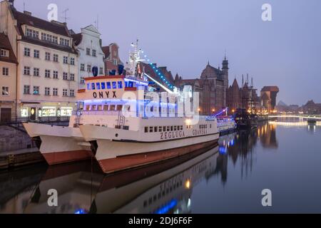 Danzig, Polen - 12. Dezember 2020: Touristischer Katamaran am Motlawa Fluss in der Altstadt von Danzig Stockfoto