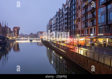 Danzig, Polen - 12. Dezember 2020: Moderne Wohnungen und Uferpromenade entlang des Motlawa Flusses in Danzig Stockfoto