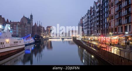 Danzig, Polen - 12. Dezember 2020: Altstadt und Motlawa Fluss von Danzig in der Nacht. Polen, Europa. Stockfoto