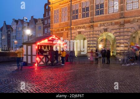 Danzig, Polen - 12. Dezember 2020: Straßenbar mit Essen zum Mitnehmen in der Altstadt von Danzig Stockfoto