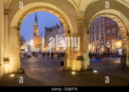 Danzig, Polen - 12. Dezember 2020: Historisches grünes Tor und schöne Architektur in der Altstadt von Danzig Stockfoto