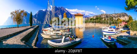 Idyllische Naturkulisse. Wunderbarer Lago di Garda See. Torbole. Norditalien Stockfoto