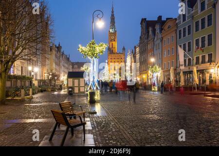 Danzig, Polen - 12. Dezember 2020: Weihnachtliche Landschaft an der mittelalterlichen langen Marktstraße in Danzig. Polen Stockfoto