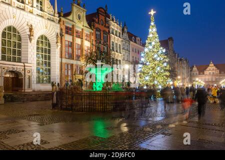 Danzig, Polen - 12. Dezember 2020: Weihnachtliche Landschaft an der mittelalterlichen langen Marktstraße in Danzig. Polen Stockfoto