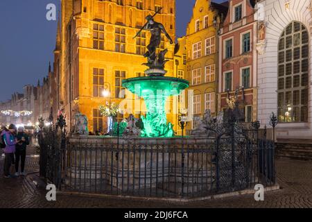 Danzig, Polen - 12. Dezember 2020: Neptunbrunnen in der Altstadt von Danzig bei Nacht. Polen Stockfoto