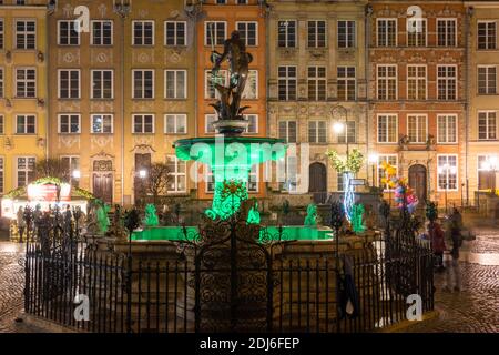 Danzig, Polen - 12. Dezember 2020: Beleuchtete Neptunbrunnen in der Altstadt von Danzig bei Nacht. Polen Stockfoto