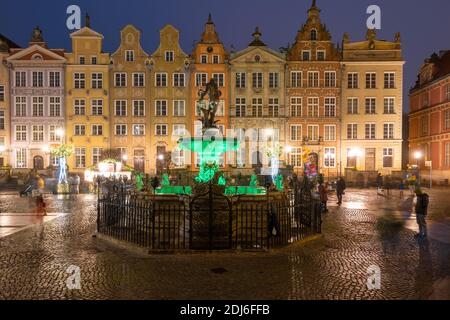 Danzig, Polen - 12. Dezember 2020: Beleuchtete Neptunbrunnen in der Altstadt von Danzig bei Nacht. Polen Stockfoto