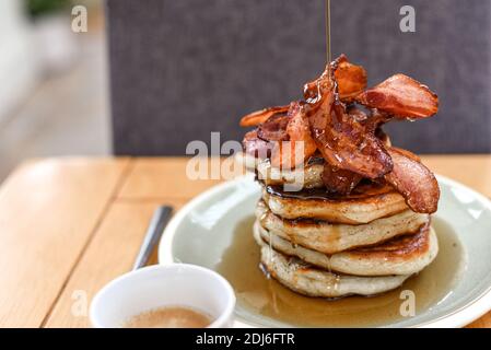 Pfannkuchen Stapel mit goldenen Sirup und eine große Portion Speck zum Frühstück oder Brunch Stockfoto