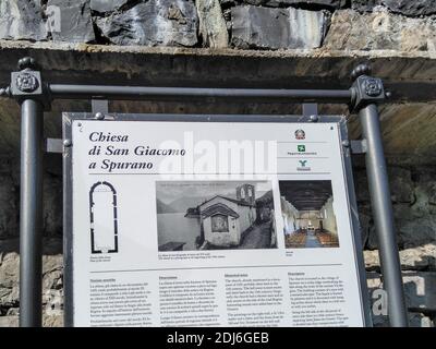 Ossuccio, Italien - 4. März 2018: Seeufer und historische Gebäude der berühmten Stadt. Stockfoto