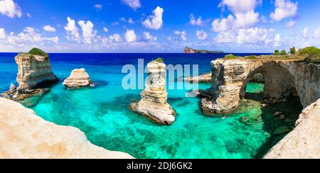 Schöne Meereslandschaft in Apulien. Italien. 'Torre di Sant Andrea' - berühmter Strand mit Felsformationen in der Nähe von Otranto Stadt Stockfoto