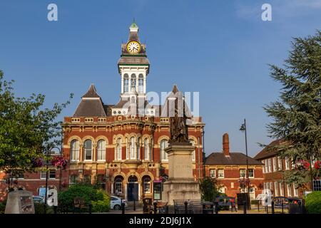 Statue von Sir Isaac Newton vor dem Guildhall Arts Centre, St Peters Hill, Grantham, Lincolnshire, Großbritannien. Stockfoto