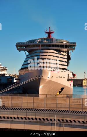 Scarlet Lady ist ein Kreuzfahrtschiff der US-amerikanischen Firma Virgin Voyages. Es ist das erst Schiff und Flaggschiff von dem Unternehmen im Hafen Genua Italien festgemacht Stockfoto