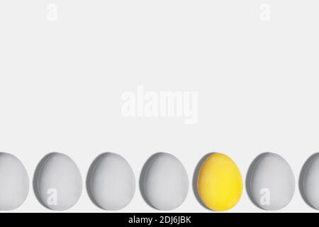 Graue und gelbe Eier in der Farbe des Jahres 2021 von Pantone auf einem hellen Hintergrund Kopierraum Stockfoto