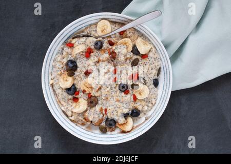 Ein gesundes Frühstück. Hafer und Chia Haferbrei mit Früchten und Samen. Stockfoto