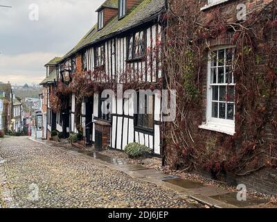 MERMAID INN HOTEL, RYE, EAST SUSSEX, ENGLAND - 14. AUGUST 2020: Medieval Mermaid Inn erbaut 1420 entlang Kopfsteinpflaster Mermaid Street Rye, East Sussex Stockfoto