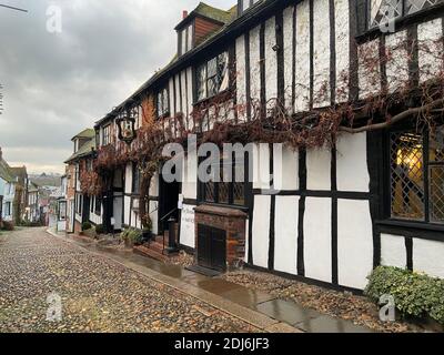 MERMAID INN HOTEL, RYE, EAST SUSSEX, ENGLAND - 14. AUGUST 2020: Medieval Mermaid Inn erbaut 1420 entlang Kopfsteinpflaster Mermaid Street Rye, East Sussex Stockfoto