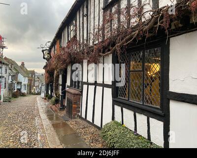 MERMAID INN HOTEL, RYE, EAST SUSSEX, ENGLAND - 14. AUGUST 2020: Medieval Mermaid Inn erbaut 1420 entlang Kopfsteinpflaster Mermaid Street Rye, East Sussex Stockfoto