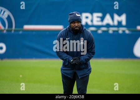 Bernard Mendy, Cheftrainer-Assistent, vor dem Women &#039;s Französisch Meisterschaft D1 Arkema Fußballspiel zwischen Paris Saint-Germain und Le Havre AC am 13. Dezember 2020 im Georges Lefevre Stadion in Saint-Germain-en-Laye, Frankreich - Foto Antoine Massinon / A2M Sport Consulting / DPPI / LM Stockfoto