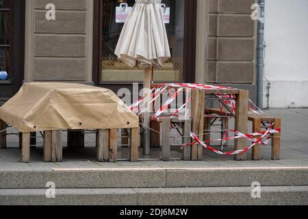 Coronavirus-Sperre in Konstanz, Deutschland. Restaurants und Terrassen sind geschlossen, Tische im Freien sind mit Folie oder rot-weißem Schutzband bedeckt. Stockfoto