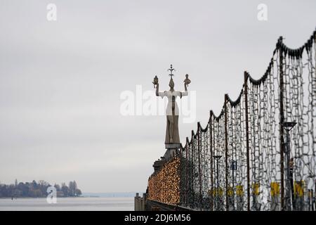 Hafen in der Stadt mit Skulptur namens Imperia im Hintergrund. Szene von der Küste des Bodensees Bondensee auf Deutsch genannt. Stockfoto