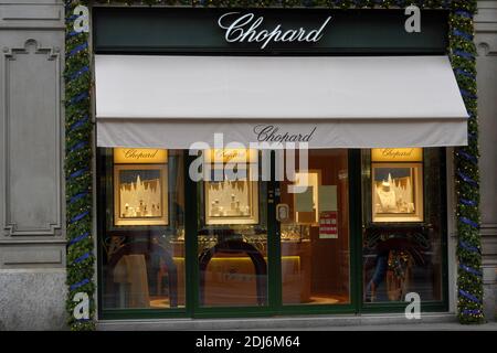 Zürich, Schweiz - 12 12 2020: Chopard, Schmuck- und Luxusuhren-Boutique in Zürich, Bahhofrstraße mit weihnachtlicher Dekoration am Eingang. Stockfoto