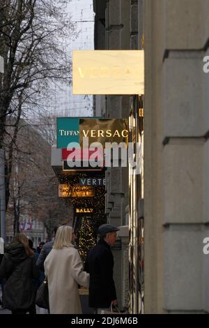 Zürich, Schweiz - 12 12 2020: Weihnachtseinkäufe in der Bahnhofstrasse in Zürich, der teuersten Straße der Stadt mit Luxusgeschäft Stockfoto