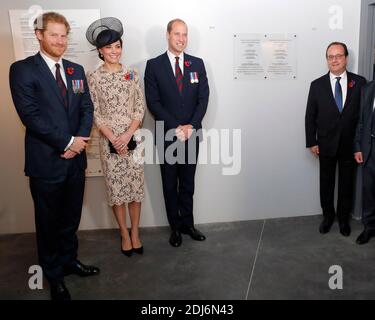 Frankreichs Präsident Francois Hollande, rechts, posiert für Fotografen mit Prinz William, dem Herzog von Cambridge, seiner Frau Kate, der Herzogin von Cambridge, und Prinz Harry, links, innerhalb des Ersten Weltkriegs Thiepval Denkmal vor der Somme Hundertjahrfeier gedenkfeiern in Thiepval, Nordfrankreich, Freitag, 1. Juli 2016. Eine Woche nach der Entscheidung Großbritanniens, die Europäische Union zu verlassen, werden Premierminister David Cameron und die Mitglieder der königlichen Familie Seite an Seite mit dem französischen Präsidenten stehen, um ihre historische Allianz anlässlich des hundertsten Jahrestages der tödlichsten Schlacht des Ersten Weltkriegs zu feiern.Foto von Francois Mori/Pool/ Stockfoto