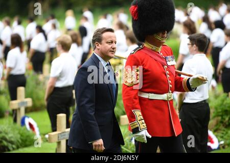 Der britische Premierminister David Cameron (L), flankiert von einem britischen Pferdeschützenoffizier, geht durch die Gräber am Thiepval Memorial, während er an der Gedenkfeier am 1. Juli 2016 in Thiepval teilnimmt, Während dessen werden Großbritannien und Frankreich die 100 Jahre seit dem Ausbruch von Soldaten aus ihren Schützengräben markieren, um eine der blutigsten Schlachten des Ersten Weltkriegs (1. Weltkrieg) an der Somme zu beginnen. Unter grauem Himmel, im Gegensatz zu dem klaren sonnigen Tag, an dem vor einem Jahrhundert das größte Massaker in der britischen Militärgeschichte stattfand, begann die Gedenkfeier am tiefen Lochnagar-Krater, der durch die Sprengung von Minen unter Ger geschaffen wurde Stockfoto