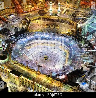 Die große Moschee und in ihrem Innenhof, der "kaaba" Würfel, in seltenen und Nachtaufnahmen, aufgenommen während der letzten Tage des Ramadan, in Mekka, Saudi-Arabien, am 2. Juli 2016. Foto von Balkis Press/ABACAPRESS.COM Stockfoto