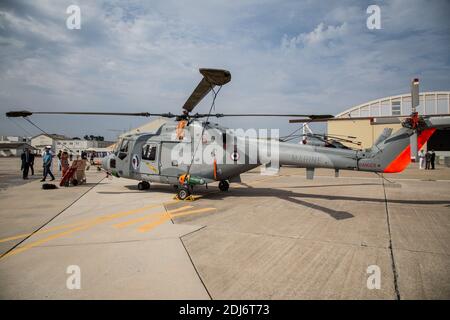 Ein britischer Westland Lynx Mehrzweck-Militärhubschrauber wird am 30. Juni 2016 im Rahmen einer Veranstaltung zum 100. Jahrestag des Centre d'Expérimentations Pratiques et de Reception de l'Aeronautique Navale (CEPA) auf dem Luftstützpunkt Hyeres in Hyeres, Südfrankreich, ausgestellt. Foto von Franck Bessiere/ABACAPRESS.COM Stockfoto