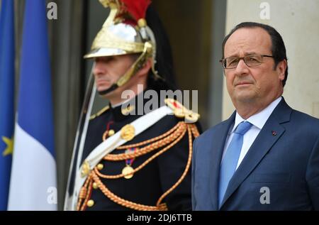 Der französische Präsident Francois Hollande wartet auf die Staats- und Regierungschefs vor dem 3. Westbalkan-Gipfel der Balkan- und EU-Länder am Abend im Elysee-Palast in Paris, Frankreich, am 04. Juli 2016. Foto von Christian Liewig/ABACAPRESS.COM Stockfoto