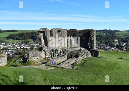 Kendal Castle, eine mittelalterliche Festung. Ein Teil der zerstörten Mauern aus dem alten Herrenhaus an einem hellen Tag mit der Stadt Kendal hinter. Cumbria, Großbritannien. Stockfoto