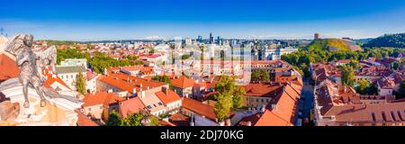 Sunny Aerial Vilnius Old Town Luftaufnahme Szene. Rote Dächer von Vilnius aus der Vogelperspektive - Vilnius - die Hauptstadt Litauens Stockfoto