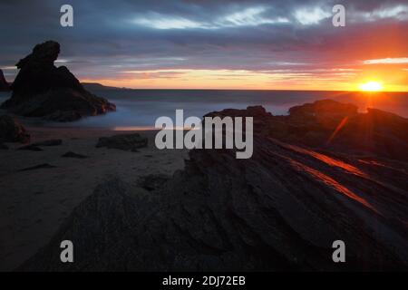 Cilborth, Llangrannog, bei Sonnenuntergang mit Carreg Bica Stockfoto