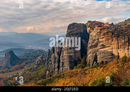 Panoramablick auf meteora Klöster Agios nikolaos Klöster, Varlaam , Grand Meteoro , ein unesco-Weltkulturerbe, auf einem einzigartigen Felsen entfernt Stockfoto
