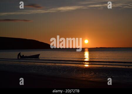 Silhouette Von Coble Boat In Filey Bay Bei Sonnenaufgang - Angeln - Yorkshire - UK Stockfoto