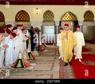 König Mohammed VI. Von Marokko leitet die Zeremonie „Aqiqa“, die am 7. Juli 2016 den siebten Tag der Geburt des kleinen Prinzen Moulay Ahmed, des ersten Kindes des Königs Bruder Prinz Moulay Rachid (rechts), im Königspalast in Rabat, Marokko, feiert. Foto von Balkis Press/ABACAPRESS.COM Stockfoto