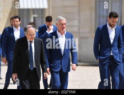 Cheftrainer Didier Deschamps, Noel Le Graet (Präsident des französischen Fußballverbands) mit den Spielern der französischen UEFA Euro 2016-Mannschaft, die am 11. Juli 2016 zu einem Empfang in Paris, Frankreich, am Elysee eintreffen. Frankreich verlor gestern Abend das EM-Finale an Portugal (1:0). Foto von Christian Liewig/ABACAPRESS.COM Stockfoto