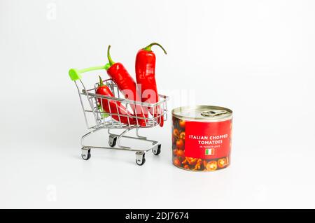 Rote Chili und Tomaten aus der Dose auf weißem Hintergrund Stockfoto