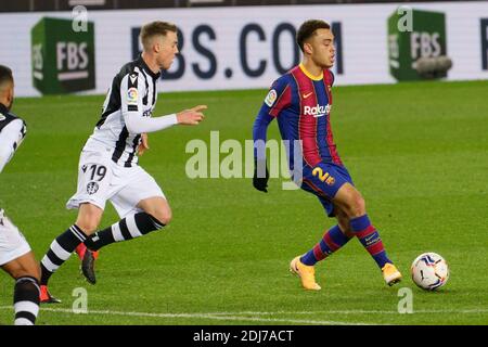 Camp Nou, Barcelona, Katalonien, Spanien. Dezember 2020. La Liga Fußball, Barcelona gegen Levante; Ziel legt den Ball ab, als Clerc ihn schließt Credit: Action Plus Sports/Alamy Live News Stockfoto