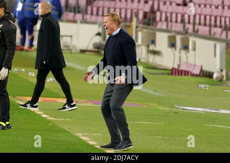 Camp Nou, Barcelona, Katalonien, Spanien. Dezember 2020. La Liga Fußball, Barcelona gegen Levante; Koeman, Manager von Barceloa wird am Rand animiert Credit: Action Plus Sports/Alamy Live News Stockfoto