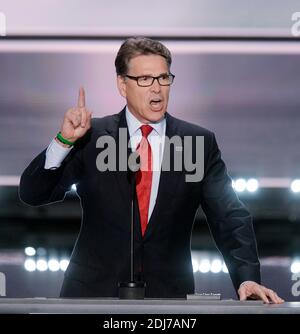 Der ehemalige Gouverneur von Texas, Rick Perry, spricht am ersten Tag der Republikanischen Nationalversammlung am 18. Juli 2016 in der Quicken Loans Arena in Cleveland, OH, USA. Foto von Olivier Douliery/ABACAPRESS.COM Stockfoto