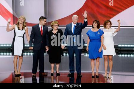 Der Kandidat der Republikanischen Partei für Vizepräsident Mike Pence erscheint am 20. Juli 2016 mit seiner Familie auf der Bühne während des dritten Tages der Republikanischen Nationalversammlung in der Quicken Loans Arena in Cleveland, Ohio.Foto: Olivier Douliery/Abacapress.com Stockfoto