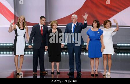 Der Kandidat der Republikanischen Partei für Vizepräsident Mike Pence erscheint am 20. Juli 2016 mit seiner Familie auf der Bühne während des dritten Tages der Republikanischen Nationalversammlung in der Quicken Loans Arena in Cleveland, Ohio.Foto: Olivier Douliery/Abacapress.com Stockfoto